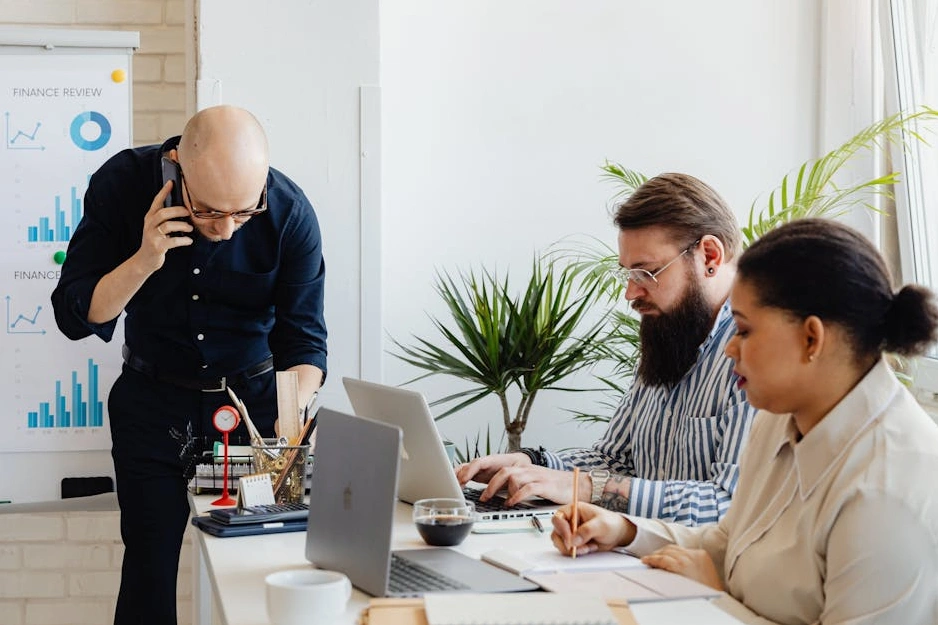 Produktový manažer analyzuje data na svém notebooku.
